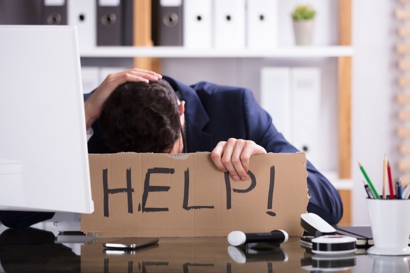 Ilustrasi ada beberapa tanda-tanda depresi yang terselubung dalam perilaku di tempat kerja - stres kerja.