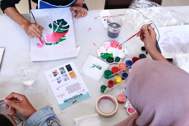 Gambaran suasana workshop 'Painting on Tote Bag oleh Ornare Industry' di Art and Craft Expo 2019. Topcareer.id/Hilda Ilhamil Arofah