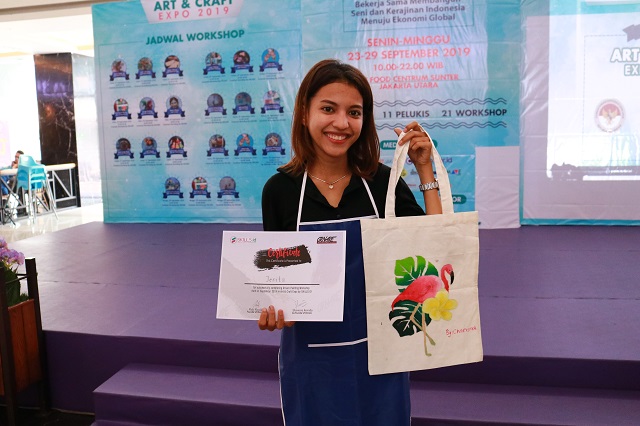 Jenita memamerkan hasil karya dan sertifikat yang didapatnya di acara Art and Craft Expo 2019. Sumber foto: Topcareer.id/Hilda Ilhamil Arofah