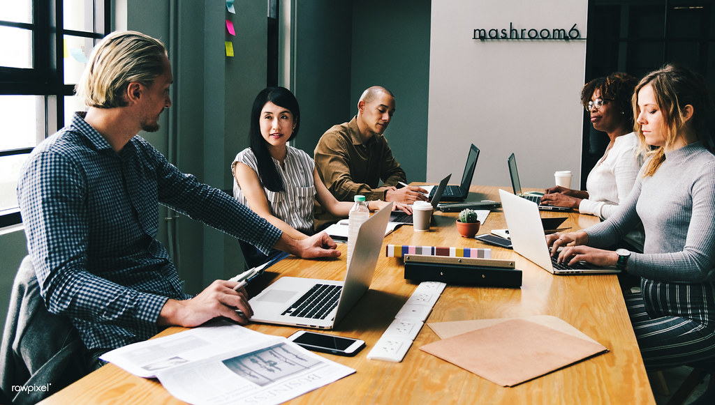 Tips bergaul dengan teman kantor yang tidak kamu sukai.