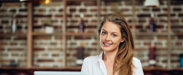 Ilustrasi pekerja perempuan rela resign besok demi siklus haid mereka yang teratur dan aman dari nyeri.