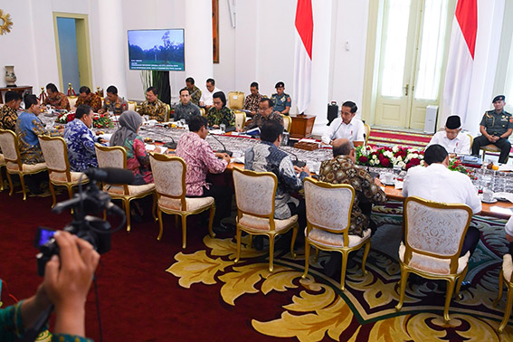 Presiden Joko Widodo (kedua kanan) didampingi Wakil Presiden Ma'ruf Amin (kanan) memimpin rapat kabinet terbatas  di Istana Bogor, Jawa Barat, Jumat (27/12/2019).