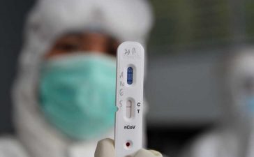 Petugas medis menunjukan rapid test atau pemeriksaan cepat COVID-19 yang diambil dari salah satu sampel darah jurnalis di Kantor Dinas Komunikasi dan Informatika Provinsi Sulawesi Tenggara, Kendari, Sulawesi Tenggara, Selasa (07/4/2020).