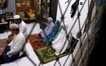 muslim-fam-pray-alarabiya