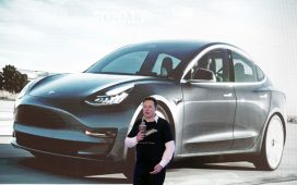 CEO Tesla, Elon Musk menyebut akan melakukan PHk terhadap 10% pekerja secara global. (dok. Getty Images via CNBC)