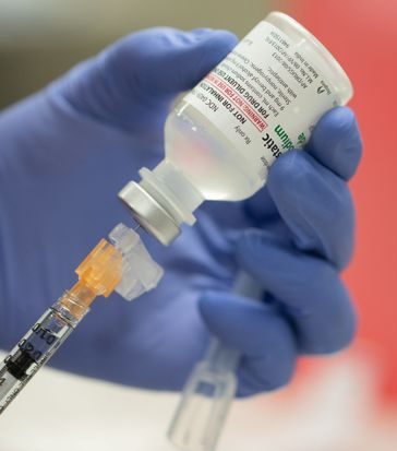 Cakupan vaksinasi Covid-19 di RI capai 27 juta dosis.