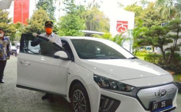 Menteri Perhubungan Budi Karya Sumadi ajak masyarakat gunakan kendaraan listrik di tengah polusi udara yang meningkat.