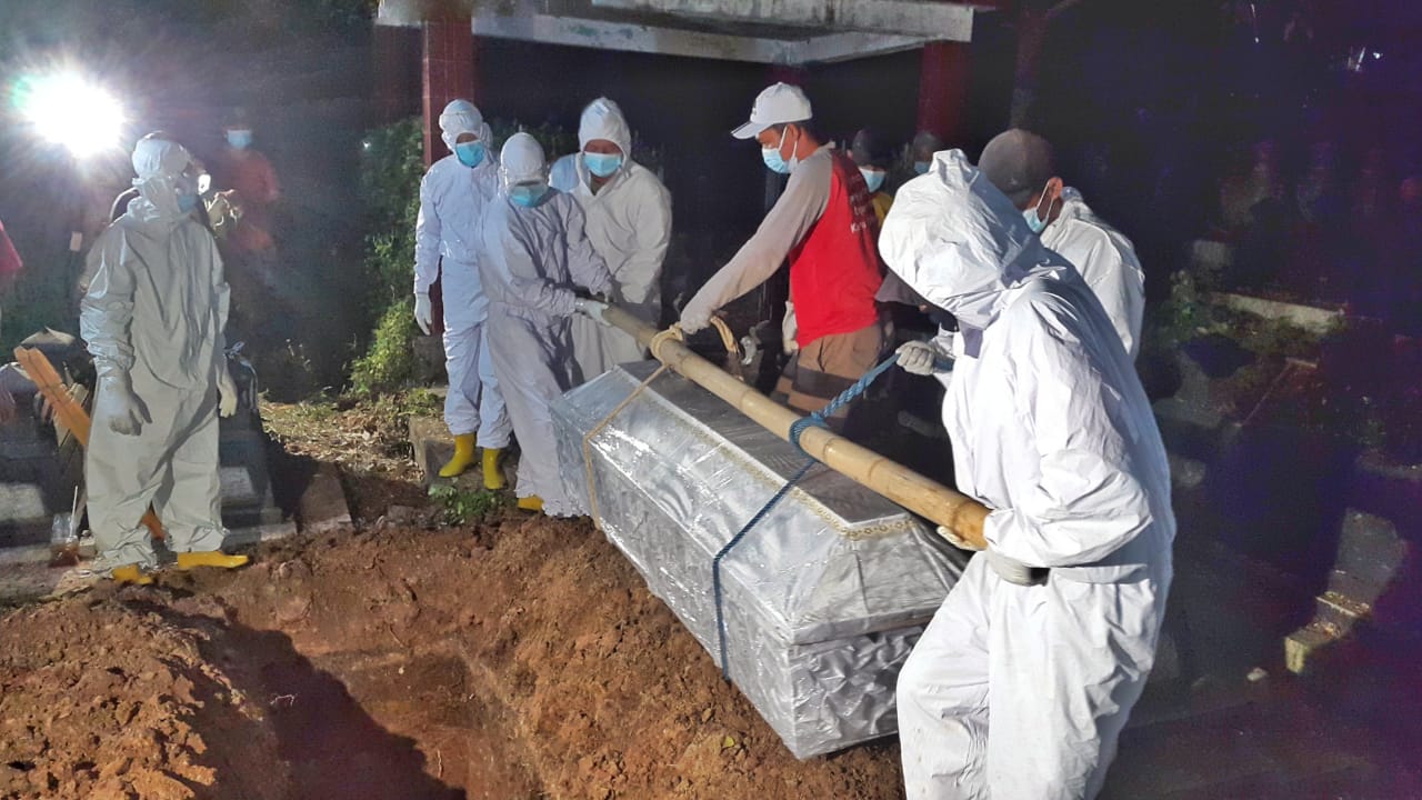 relawan pemulasaran jenazah Covid-19 yang sedang bertugas.