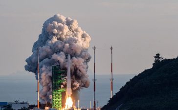 Roket KSLV-II NURI diluncurkan dari landasan peluncuran Naro Space Center di Goheung, Korea Selatan, 21 Oktober 2021. Yonhap via REUTERS
