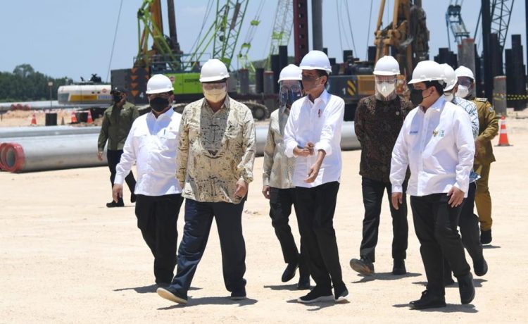 Presiden Joko Widodo dalam acara groundbreaking pembangunan smelter PT Freeport Indonesia, KEK Gresik, Jatim, Selasa (12/10/2021).