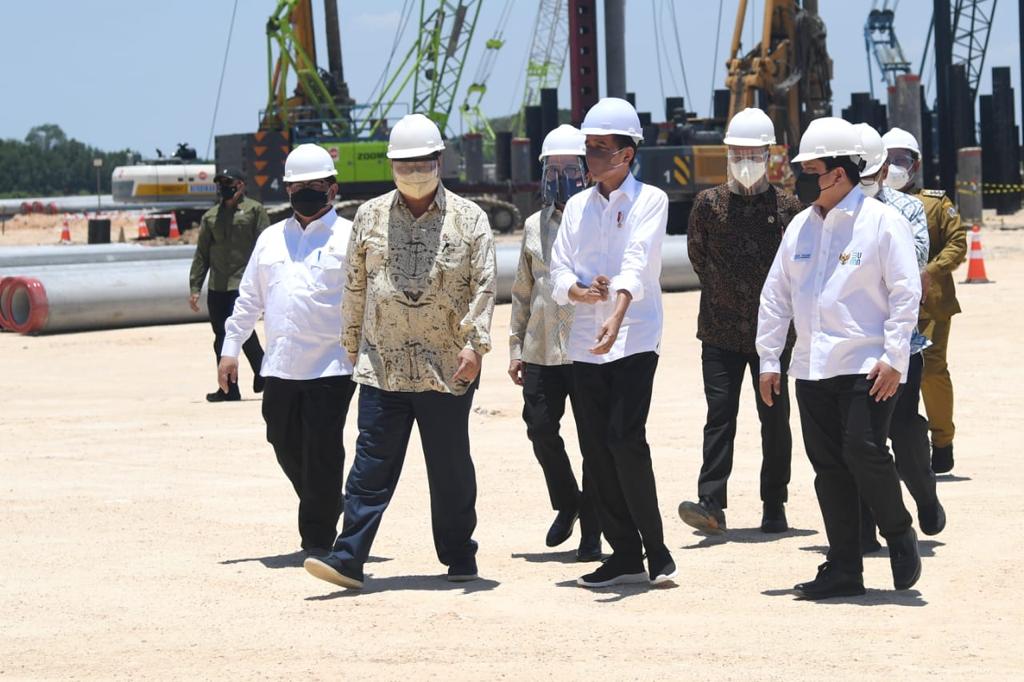 Presiden Joko Widodo dalam acara groundbreaking pembangunan smelter PT Freeport Indonesia, KEK Gresik, Jatim, Selasa (12/10/2021).