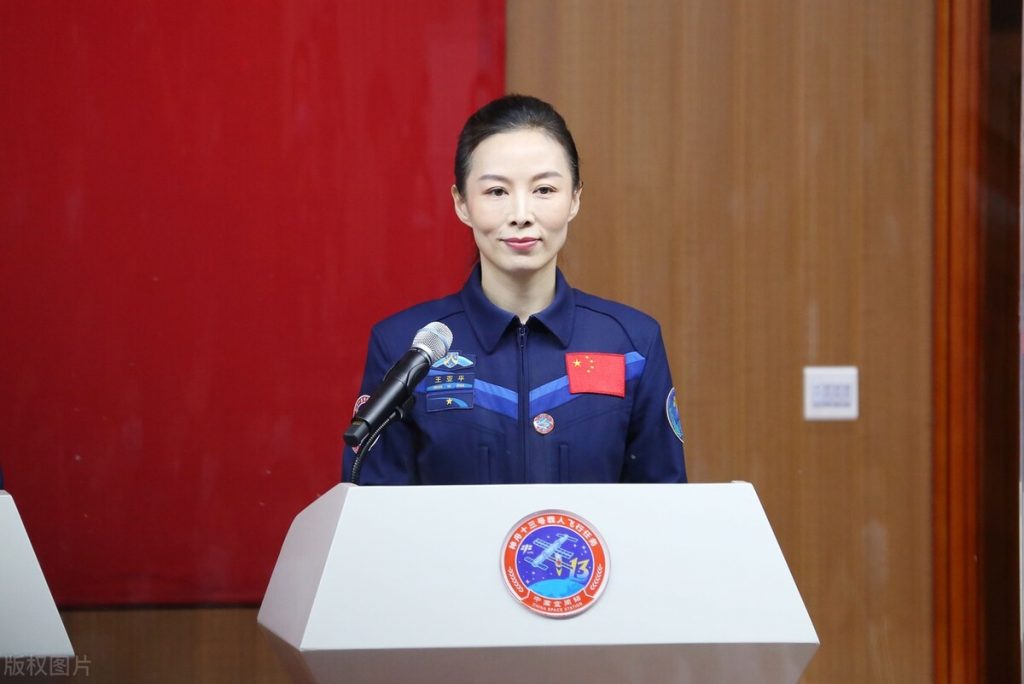 Astronot Wang Yaping menjadi wanita China pertama yang berjalan di luar angkasa
