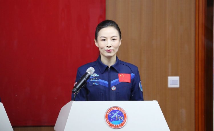 Astronot Wang Yaping menjadi wanita China pertama yang berjalan di luar angkasa
