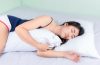 Ilustrasi tidur dengan rambut basah bisa menyebabkan risiko kesehatan.
