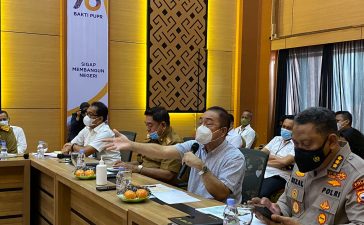 Tenaga Ahli Utama Kantor Staf Presiden Helson Siagian saat memimpin rapat koordinasi percepatan pembangunan PSN Bendungan Pamukkulu dan Jaringan Irigasi Baliase, di Makassar, Kamis (10/2).