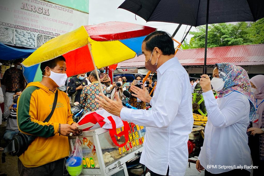 Presiden Jokowi bagikan BLT migor di pasar angso duo jambi