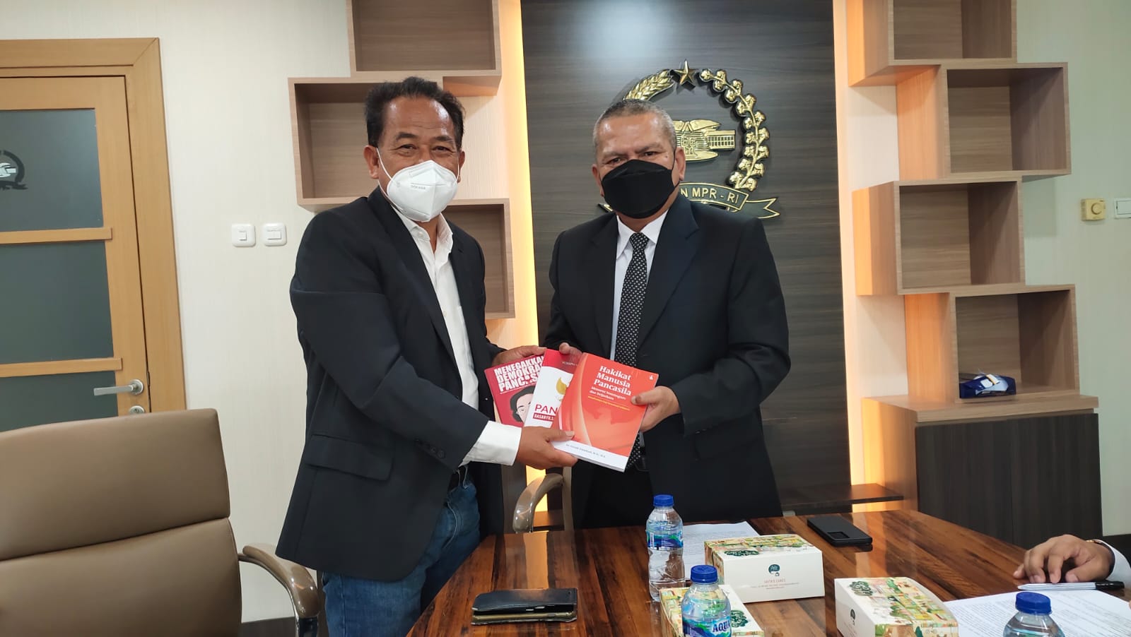 Yoseph Umarhadi (kiri) dan Plt. Deputi Bidang Pengkajian dan Pemasyarakatan Konstitusi, Yana Indrawan MPR RI