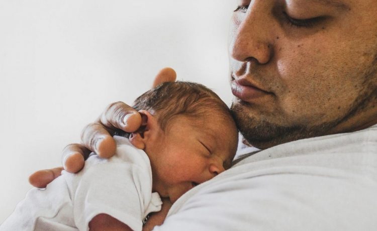 Ilustrasi paternity leave. (source: Euronews)