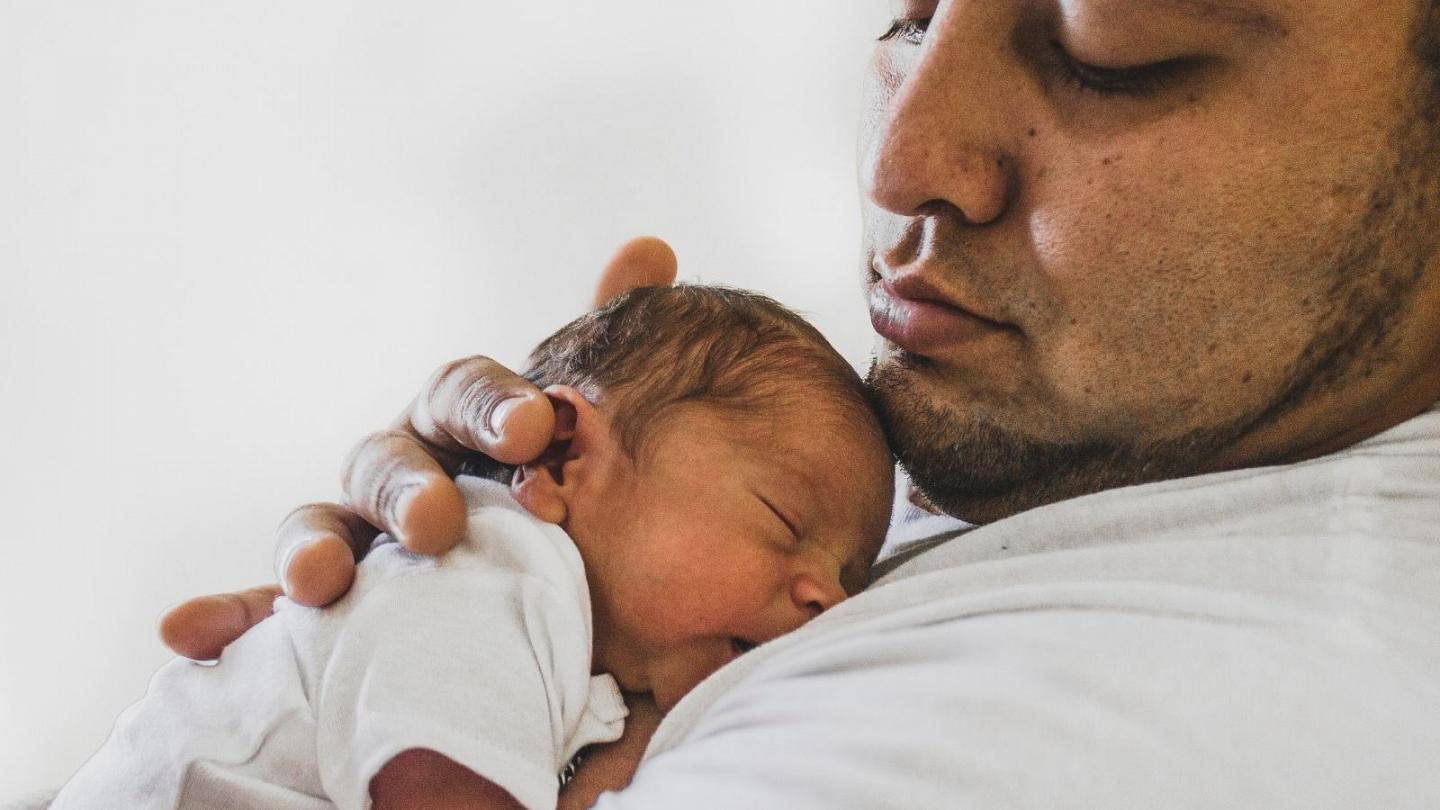 Ilustrasi paternity leave. (source: Euronews)