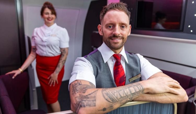 Pekerja dengan tato di maskapai penerbangan Inggris. (dok.CNN)