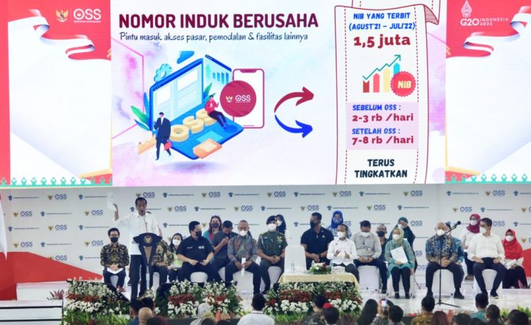 Presiden Joko Widodo dalam Acara Pemberian NIB Pelaku Usaha Mikro Kecil (UMK) Perseorangan Tahun 2022 di Gedung Olahraga Nanggala Kopassus, Jakarta, Rabu (13/07/2022). (dok. Setkab)