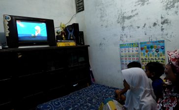 Warga Margandana, Tegal, Jawa Tengah, menyaksikan siaran TV Digital dengan menggunakan Set Top Box, Kamis, 10 Maret 2022.. Tim Komunikasi dan Edukasi Publik Migrasi TV Digital Kemkominfo/ Wienda Parwitasari