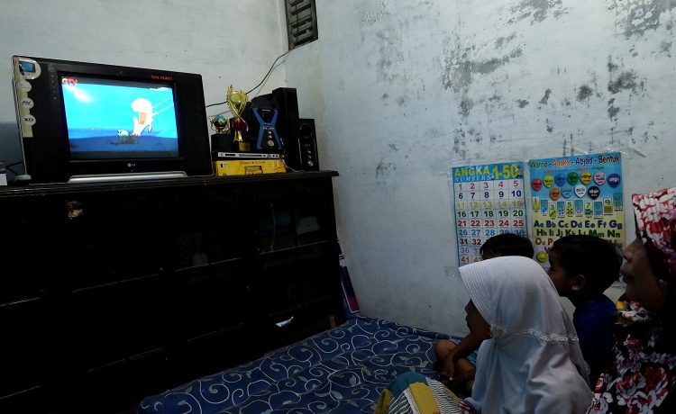 Warga Margandana, Tegal, Jawa Tengah, menyaksikan siaran TV Digital dengan menggunakan Set Top Box, Kamis, 10 Maret 2022.. Tim Komunikasi dan Edukasi Publik Migrasi TV Digital Kemkominfo/ Wienda Parwitasari