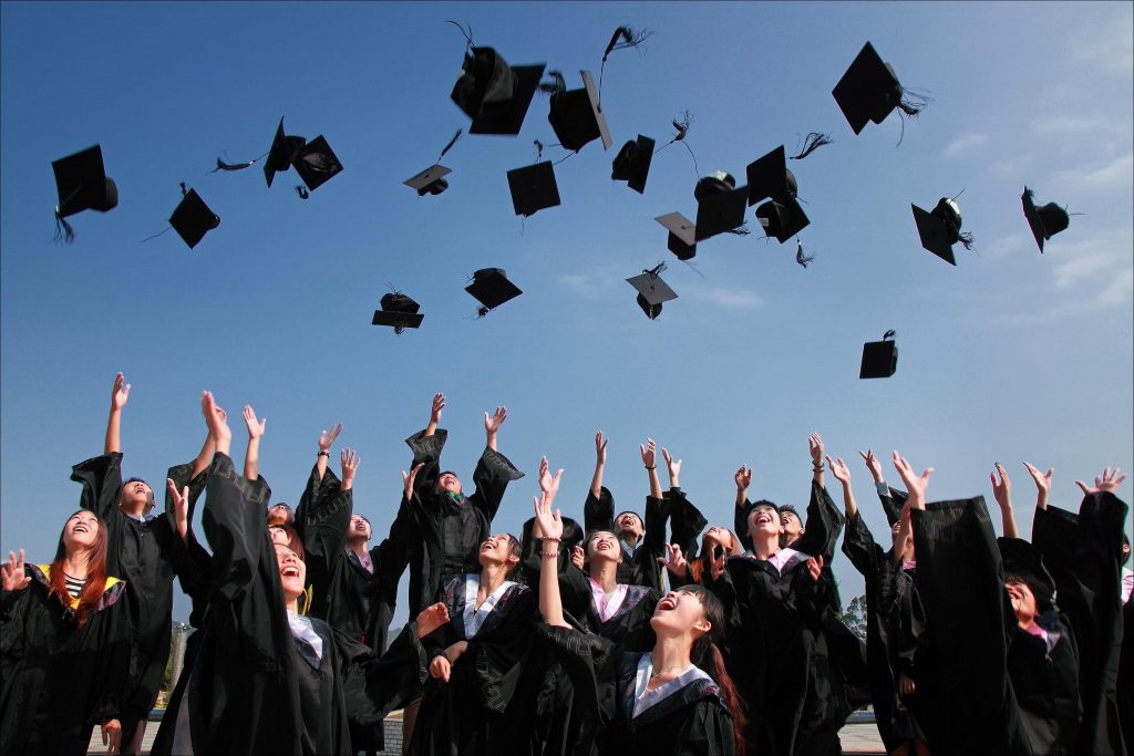 Ilustrasi pendaftaran beasiswa unggulan Kemendikbudristek segera dibuka - graduate. (Pixabay)