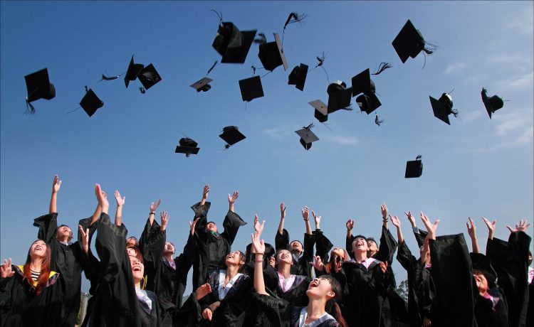 Ilustrasi pendaftaran beasiswa unggulan Kemendikbudristek segera dibuka - graduate. (Pixabay)
