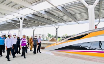 Presiden Joko Widodo saat meninjau proyek Kereta Cepat Jakarta-Bandung, Kamis (13/10/2022). (dok. Setkab)