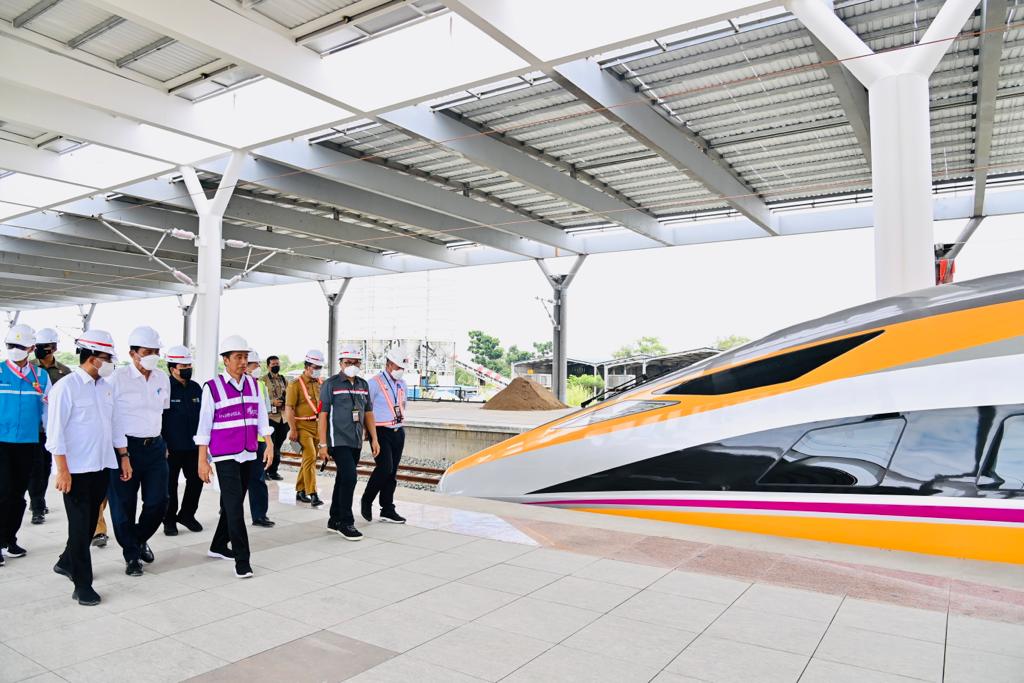 Presiden Joko Widodo saat meninjau proyek Kereta Cepat Jakarta-Bandung, Kamis (13/10/2022). (dok. Setkab)