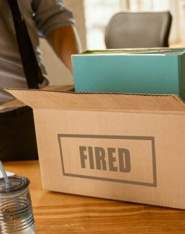 Ilustrasi perusahaan tidak boleh phk karyawan berdasarkan beberapa alasan tertentu. (Sumber foto: Freepik)