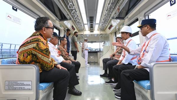 Presiden Joko Widodo uji coba LRT Jabodebek, Senin (26/12/2022).