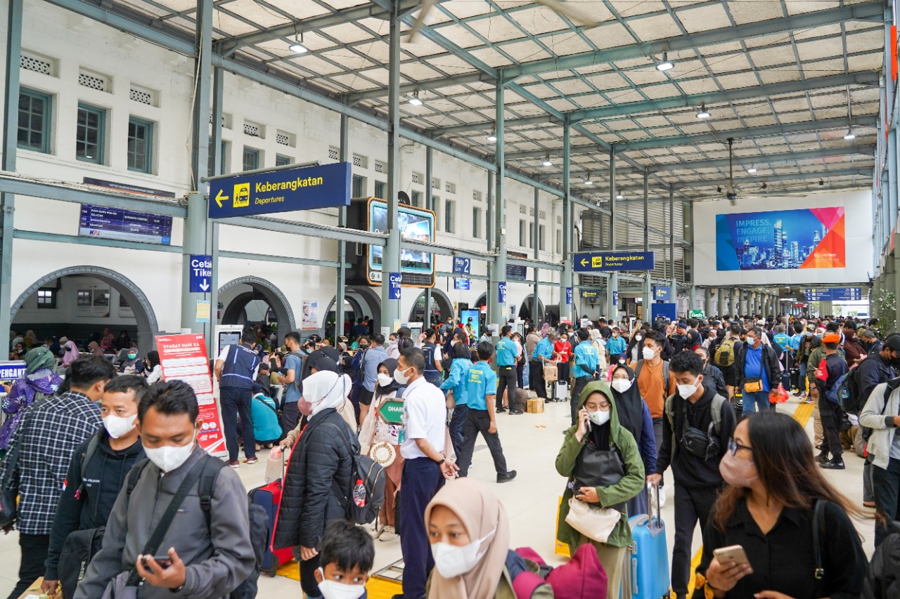 Suasana di stasiun kereta api.