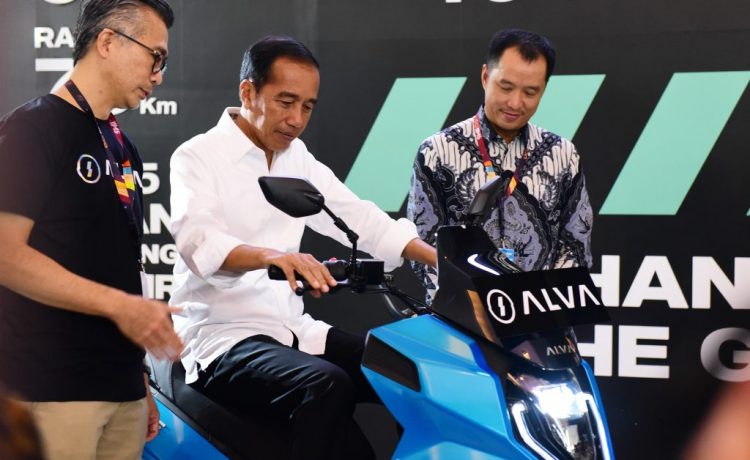 Presiden menjajal motor listrik dalam acara Indonesia International Motor Show (IIMS).