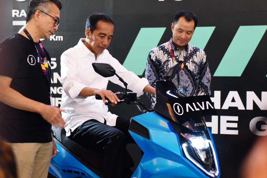 Presiden menjajal motor listrik dalam acara Indonesia International Motor Show (IIMS).