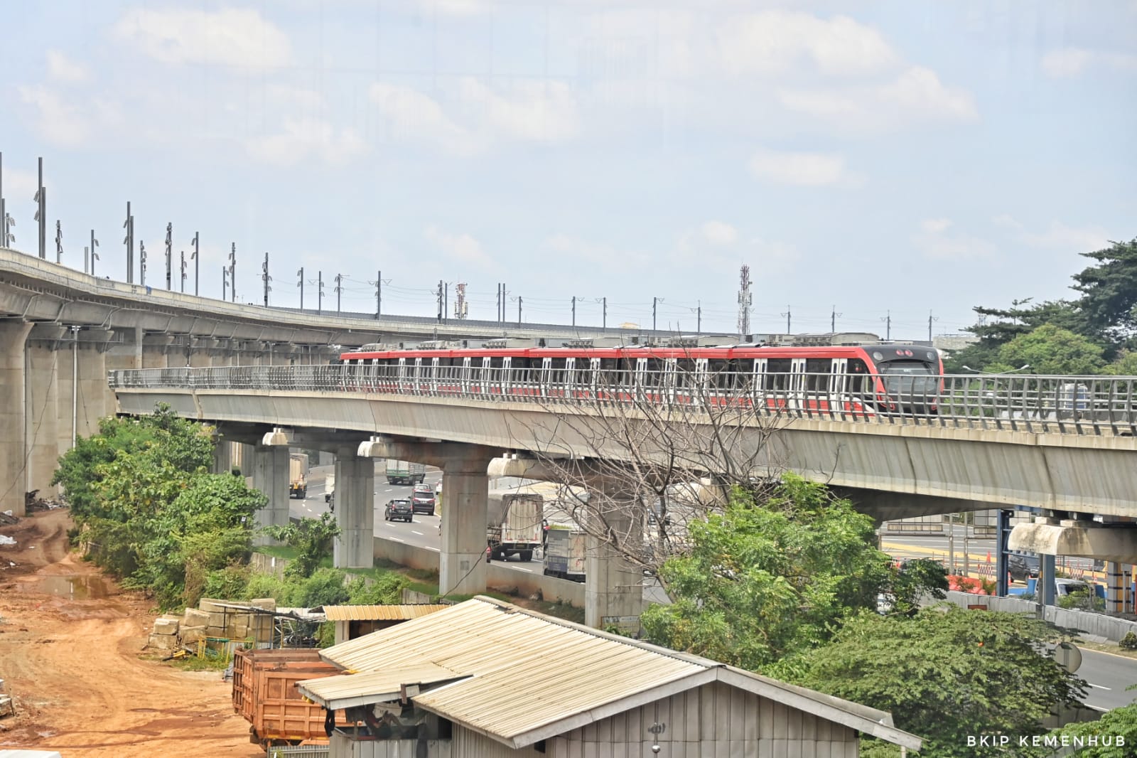 LRT Jabodebek resmi beroperasi dengan tarif promo flat Rp5 ribu.
