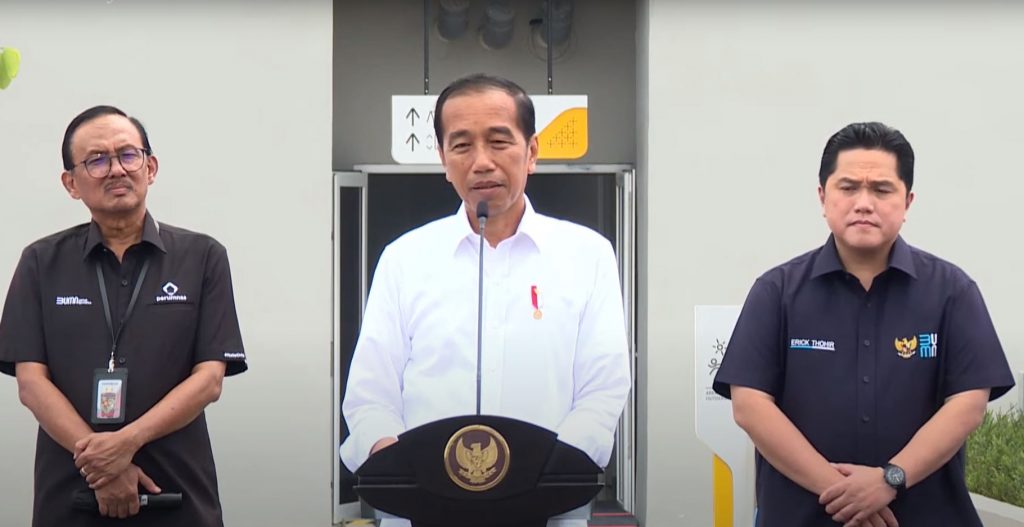 Presiden Joko Widodo ancam tutup industri yang tak pasang scrubber.