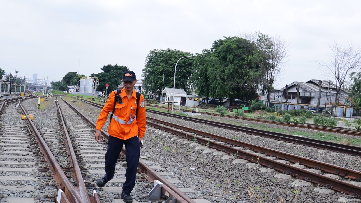 Petugas Pemeriksa Jalur KA. (Topcareer.id)