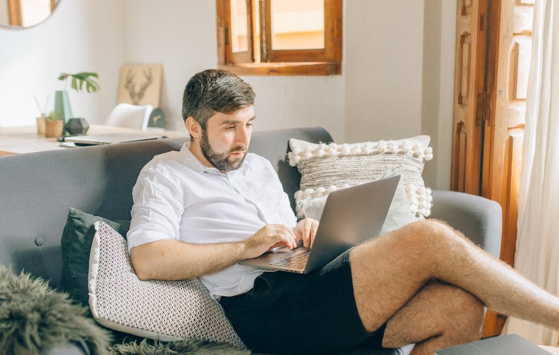 Ilustrasi model kerja hybrid-pekerja remote- flexible working