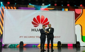 Jeffrey Wang, VP Management Transformation Huawei Indonesia saat menerima penghargaan 'Best Companies to Work for in Asia 2023’ atau tempat bekerja terbaik di Asia.