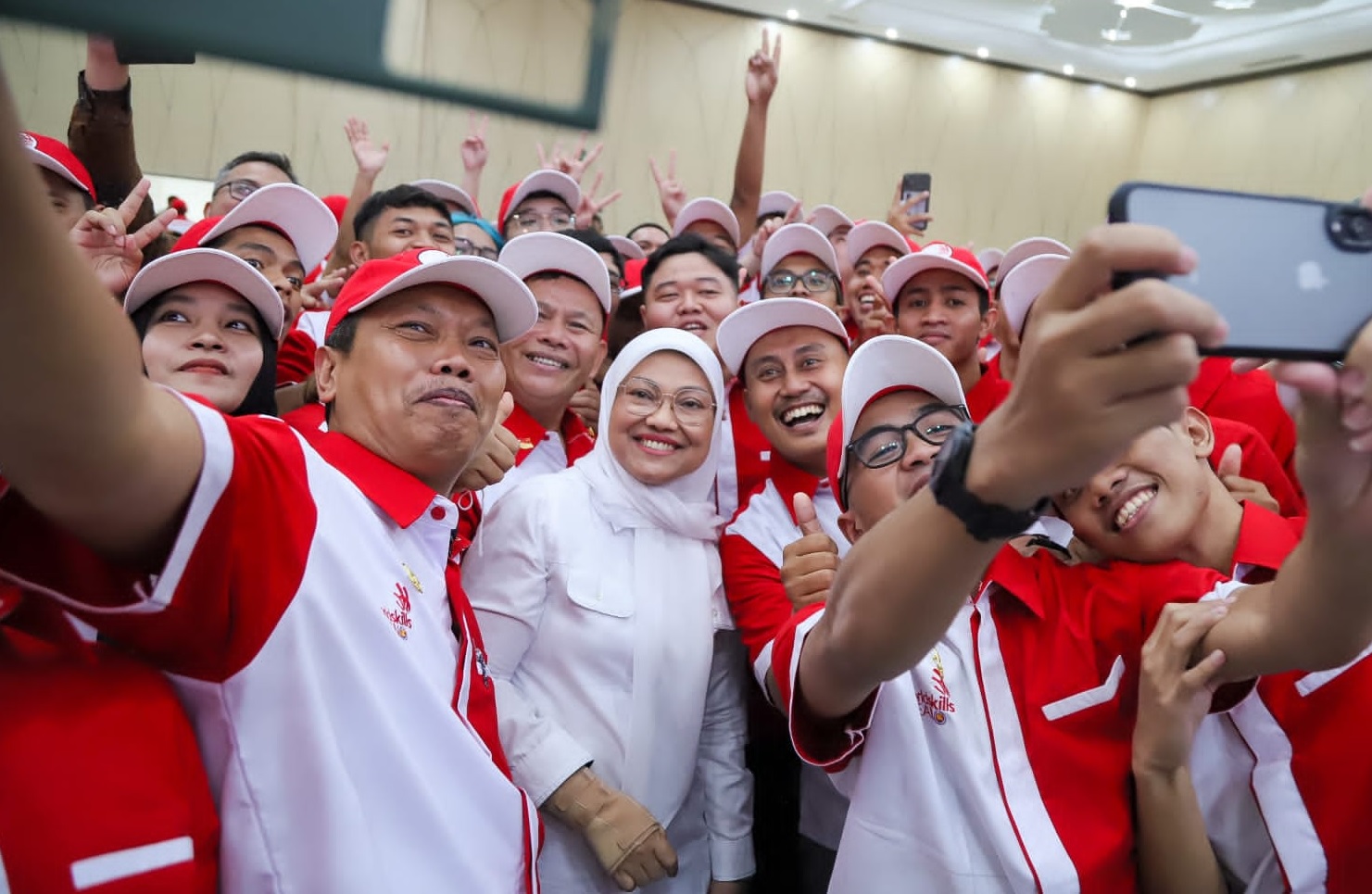 Menaker Ida Fauziyah lepas delegasi Indonesia untuk ikut World Skill ASEAN.