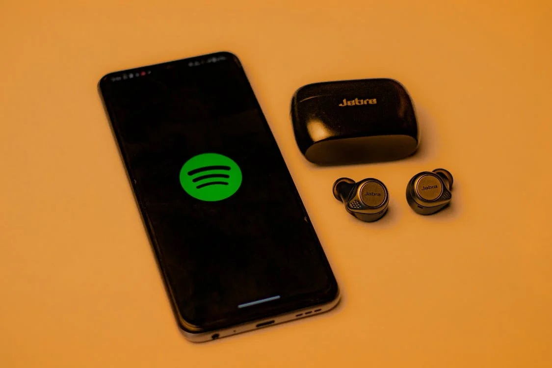 Ilustrasi Spotify tengah uji coba video musik terbatas di beberapa negara. (Pexels)
