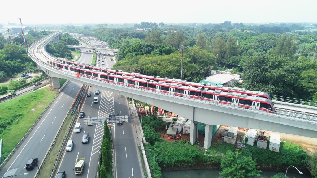 Masyarakat bisa naik LRT Jabodebek mulai 28 Agustus 2023.