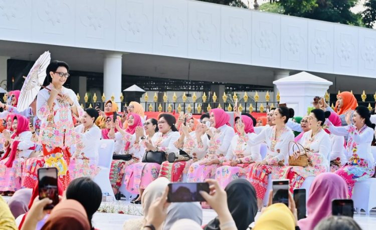 Tanggal 24 Juli ditetapkan sebagai Hari Kebaya Nasional.