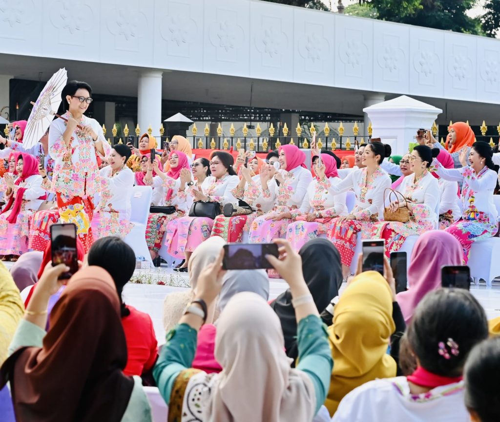 Tanggal 24 Juli ditetapkan sebagai Hari Kebaya Nasional.