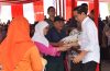 Bantuan beras yang diberikan Presiden Joko Widodo terhadap Keluarga Penerima Manfaat.