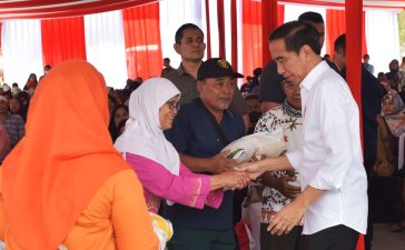 Bantuan beras yang diberikan Presiden Joko Widodo terhadap Keluarga Penerima Manfaat.