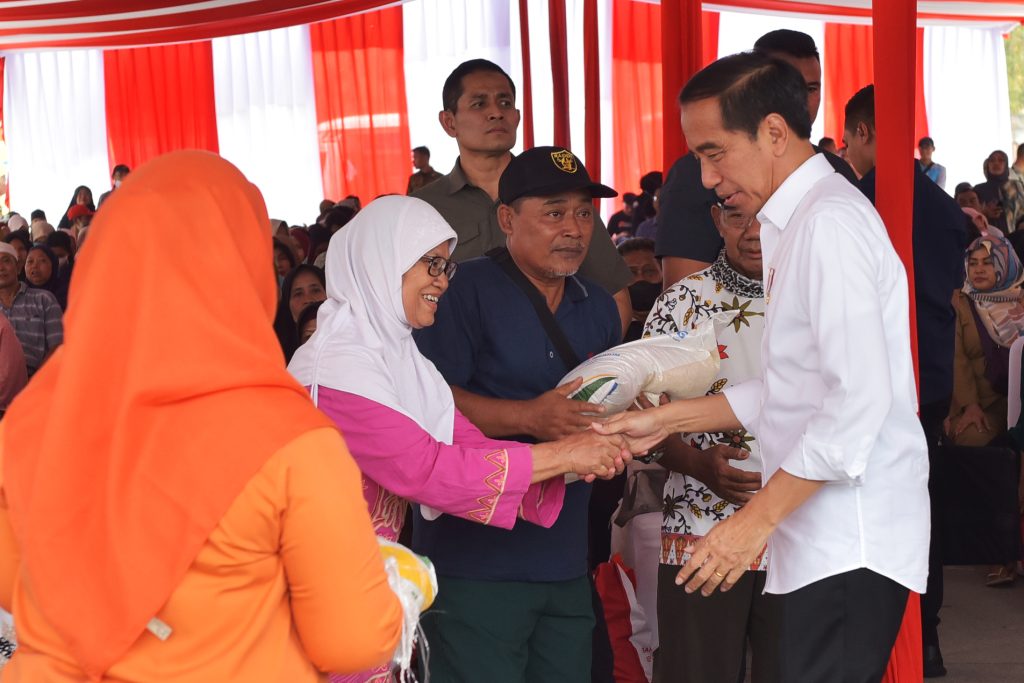 Bantuan beras yang diberikan Presiden Joko Widodo terhadap Keluarga Penerima Manfaat.