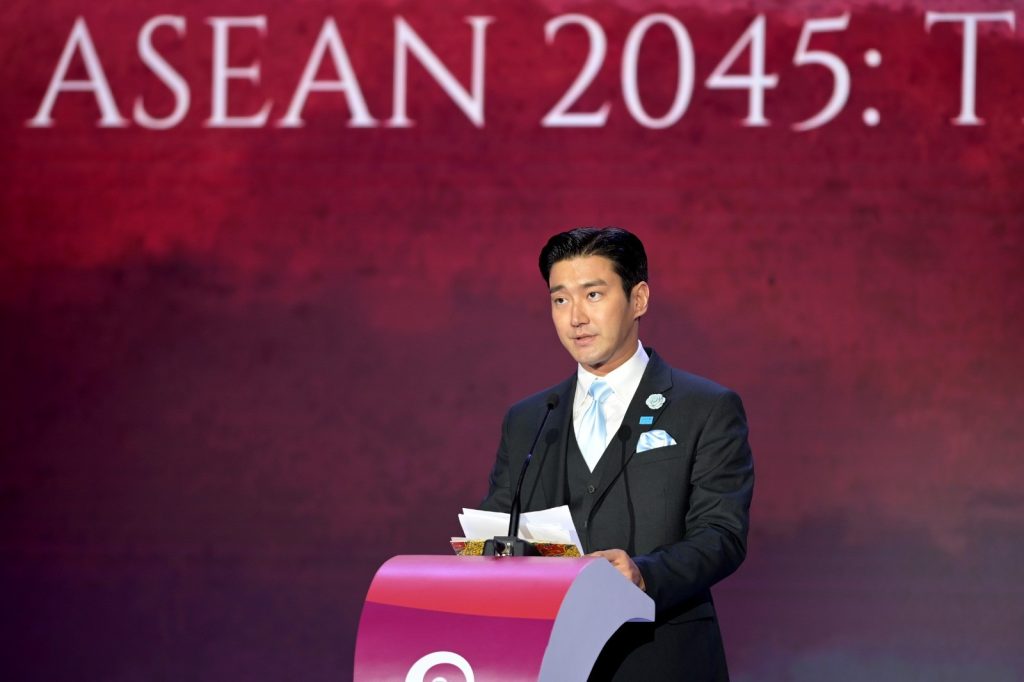 Choi Siwon beri pidato pada KTT ASEAN ke-43.